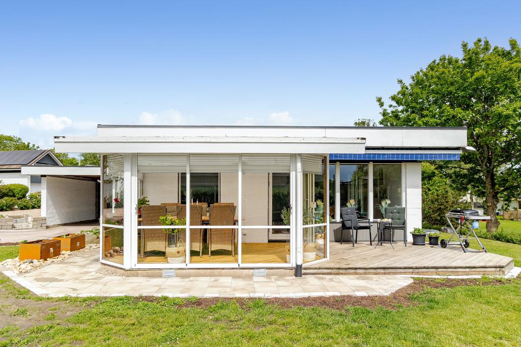 Det trivsamma uterummet i sydvästläge förlänger sommarens säsong och erbjuder en härlig plats att njuta av soliga dagar och ljumma kvällar