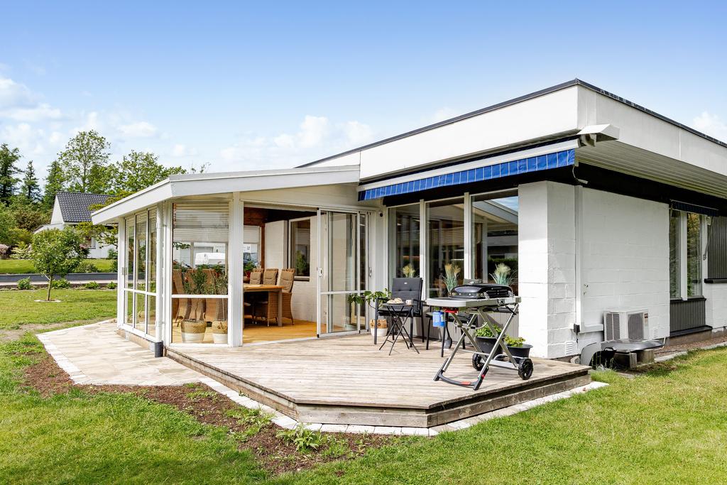 Intill uterummet finns en altan utrustad med elektronisk markis – ett praktiskt utrymme som passar utmärkt för grillning och sociala tillfällen, med flexibel skuggning och skydd vid behov