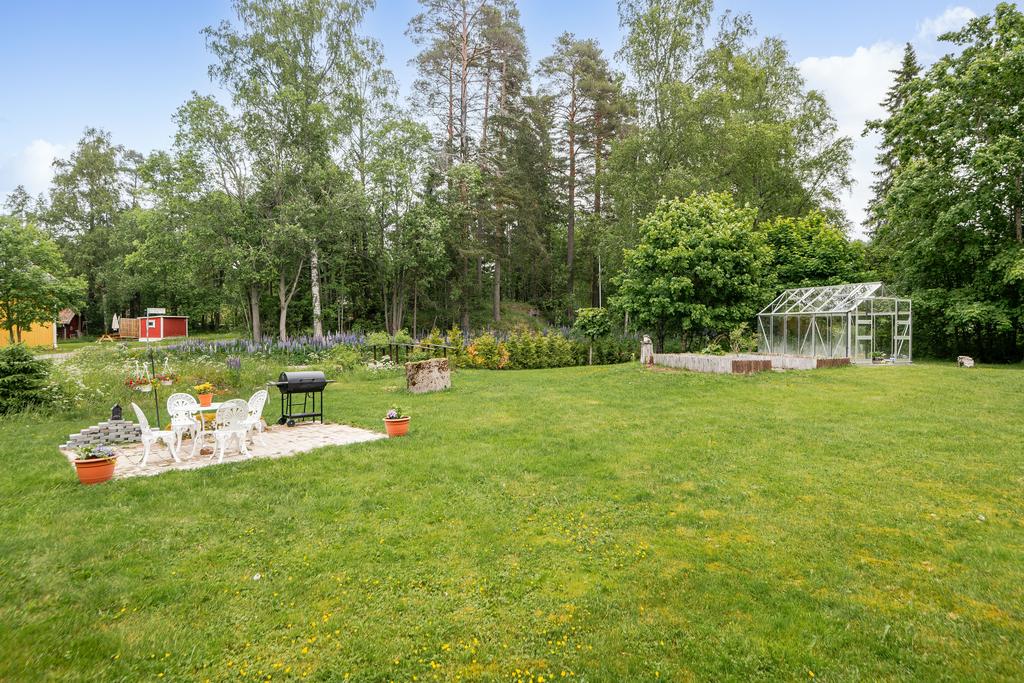 Mysig trädgård med fina odlingsmöjligheter