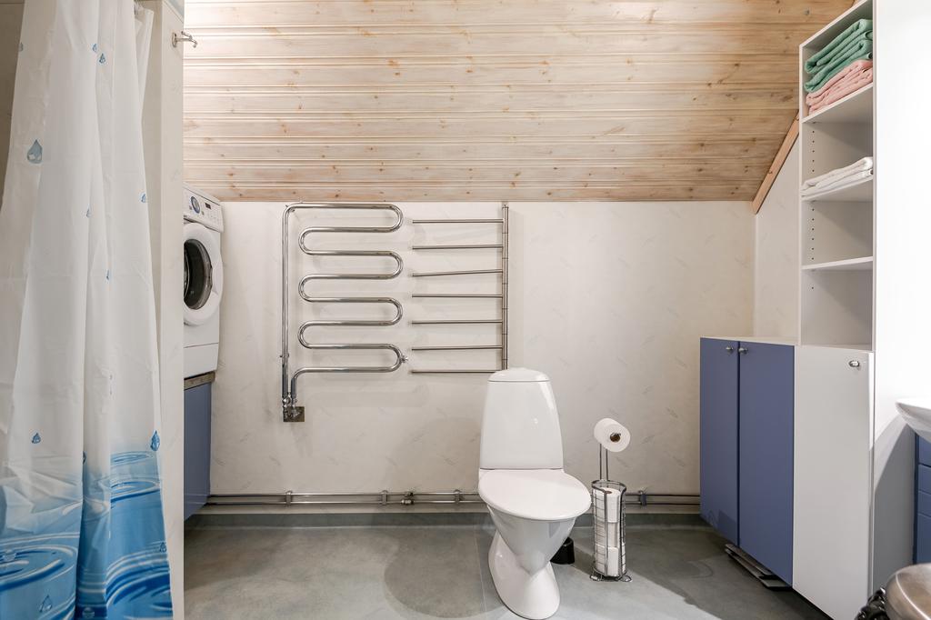Badrum med tvättmaskin