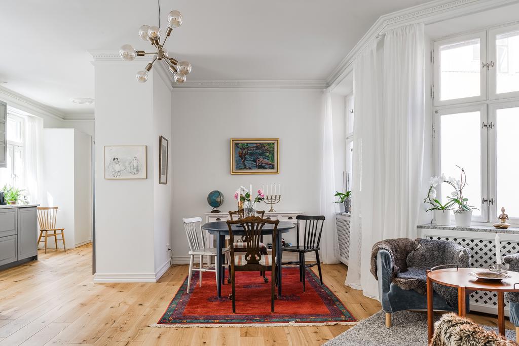 Öppet samband mellan kök, matplats och vardagsrum