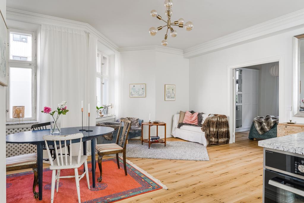 Enhetligt golv i hela lägenhet knyter samman rummen på ett fint sätt