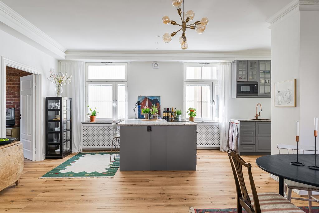 Köksön ger inte bara bra med arbetsyta utan ger även plats för ett par barstolar