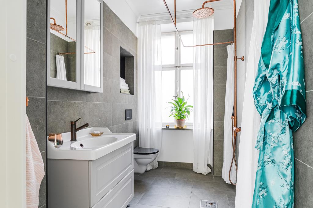Elegant duschrum förberett för badkar för den som önskar