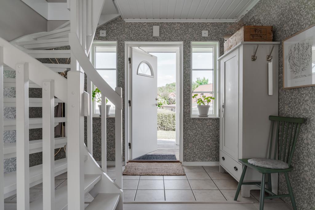 Hall med gott om plats för avhängning av kläder