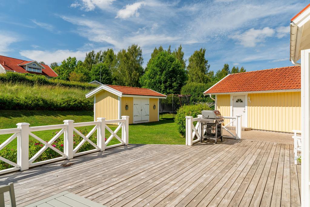 Från vardagsrummet nås den härliga uteplatsen i soligt söderläge 