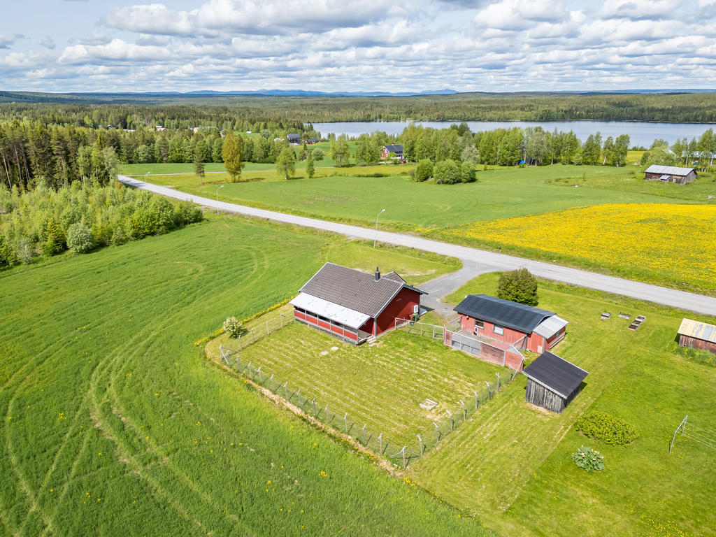 Bostaden ligger nära både sjö och skog. 