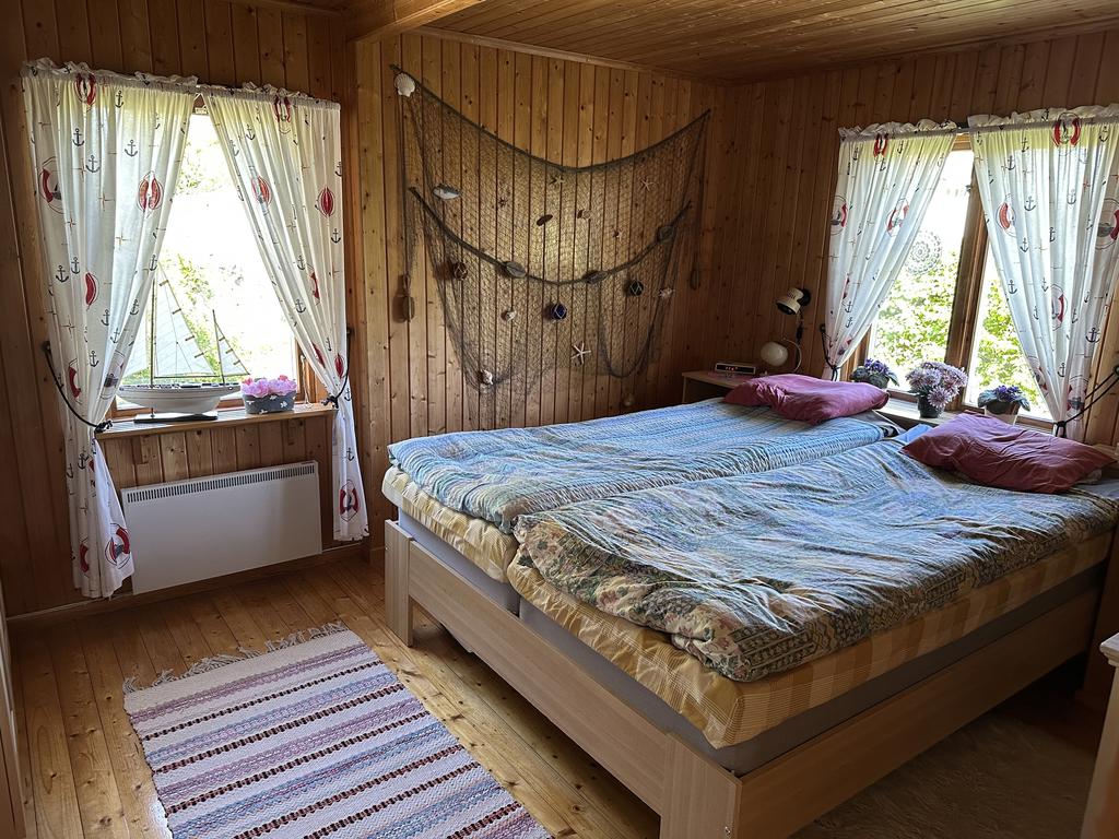 Mysigt sovrum i huvudbyggnaden med gott om ljusinsläpp.