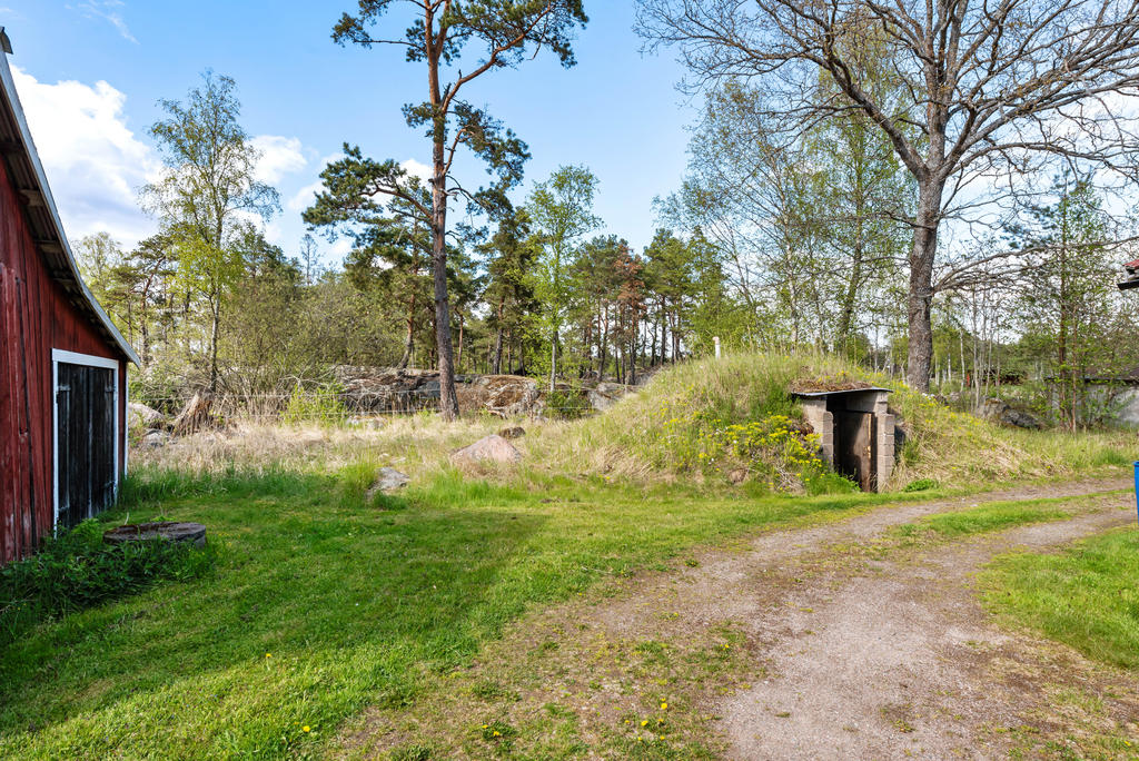 Exteriör. Jordkällare. 