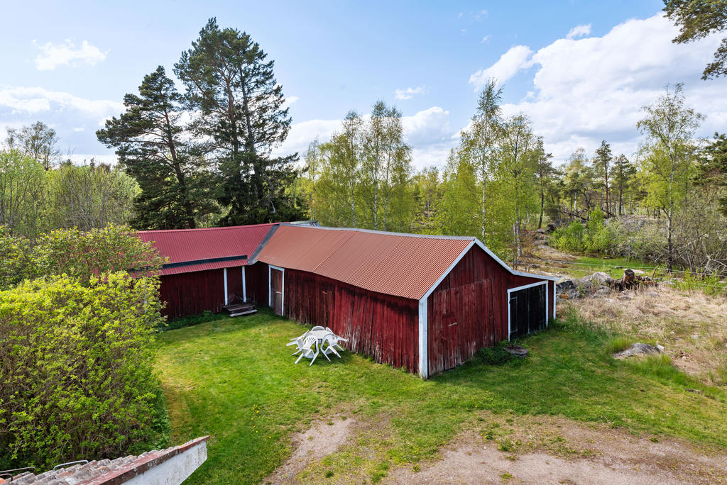 Exteriör. Verkstad, hönshus samt förvaring/förråd. 