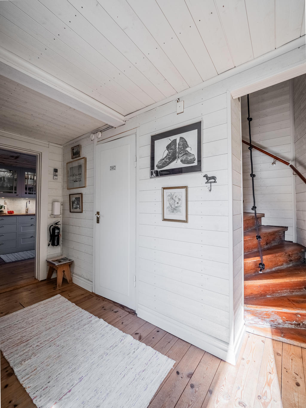 Hall med trappa till övre plan