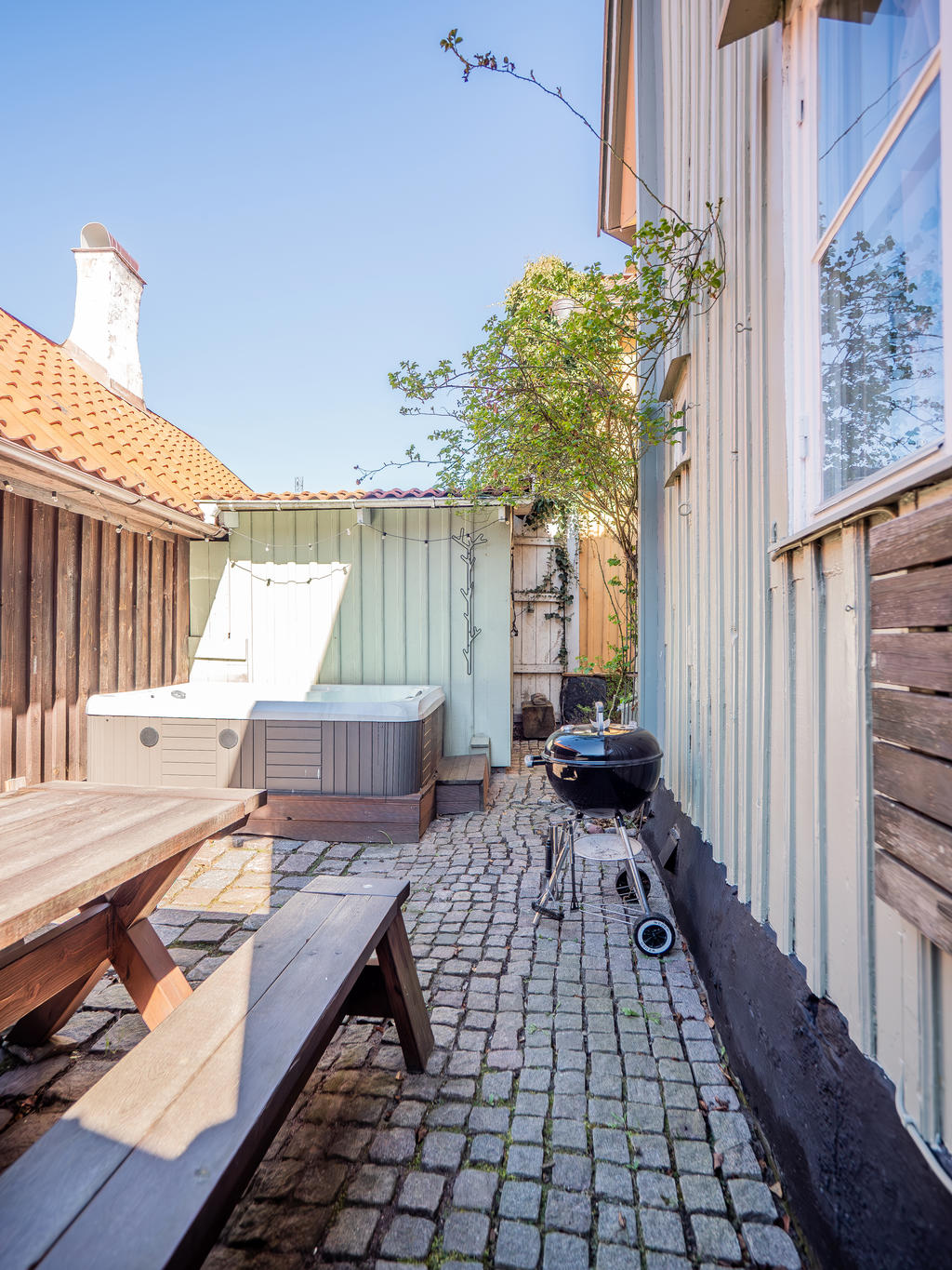 Innergård med spabad