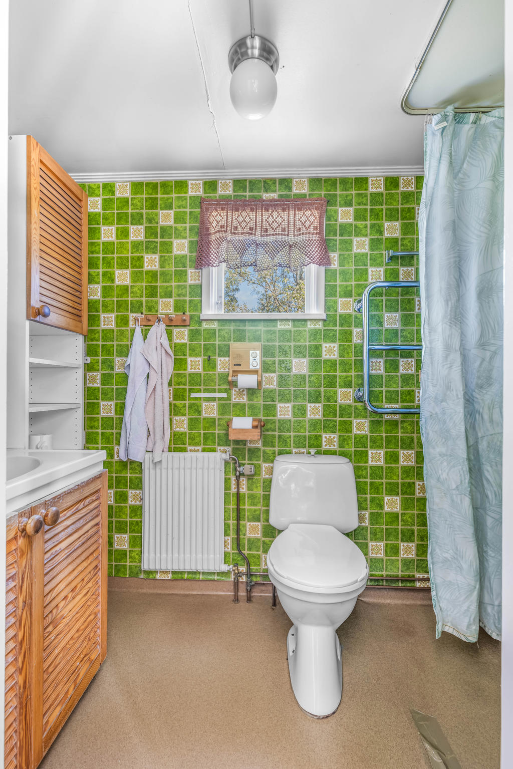Duschrum med wc, handfat och dusch