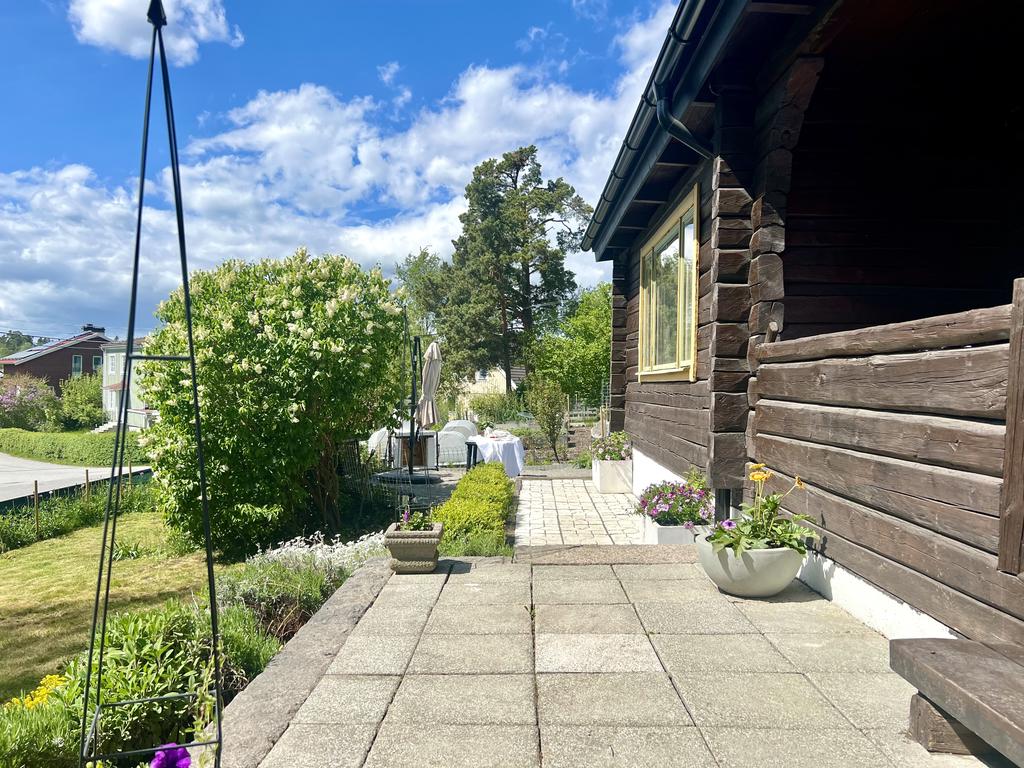 Stenläggning närmast huset