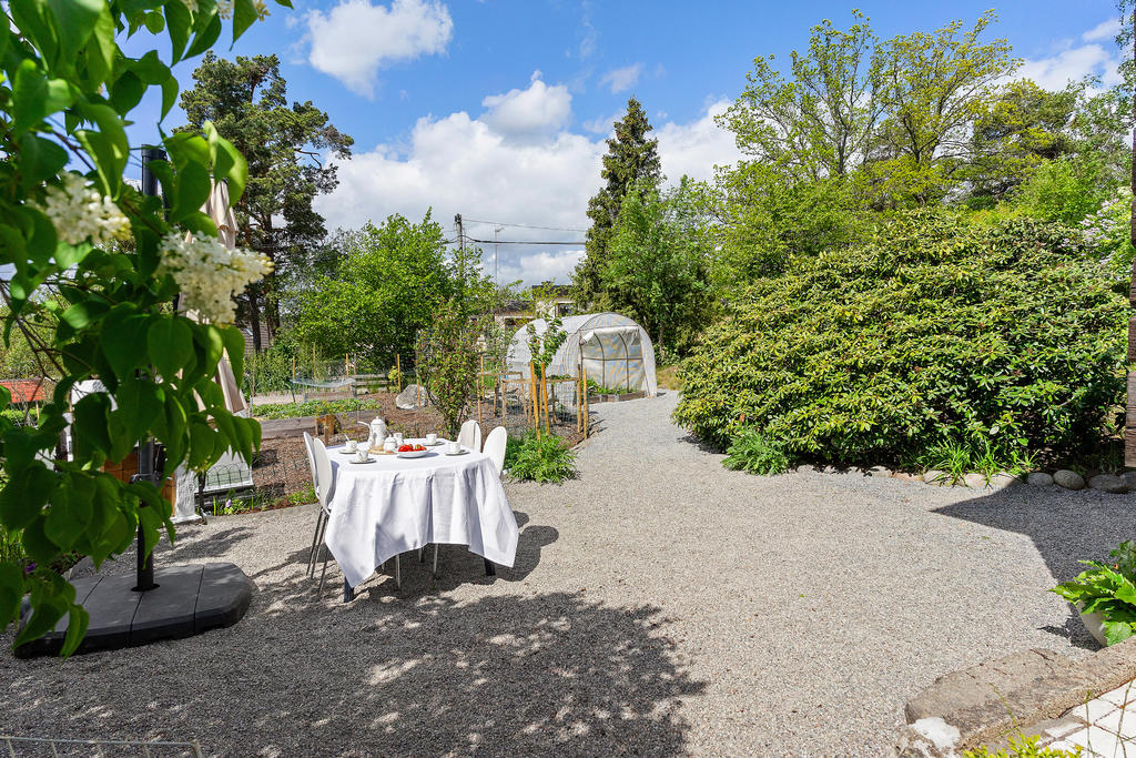 Uppvuxen trädgård och uteplatser blandas med växthus, rabatter och odlingar i olika former. Ett riktigt paradis för dig som uppskattar en levande trädgård med flera olika "rum"