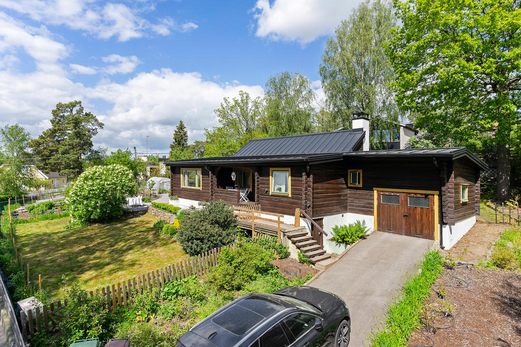 Infart med plats för flera bilar samt ett en-bilsgarage. 