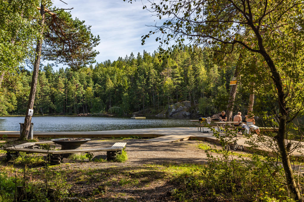 Barnsjön med badplats, cirka 20 min promenad bort