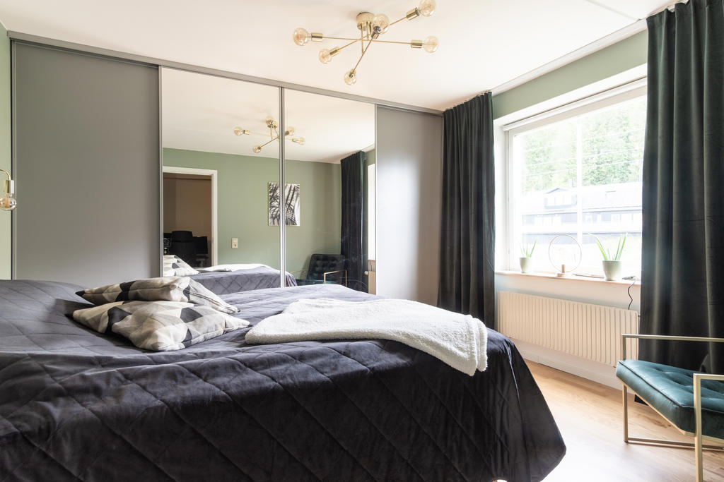 Generöst master bedroom med gott om förvarningsmöjligheter