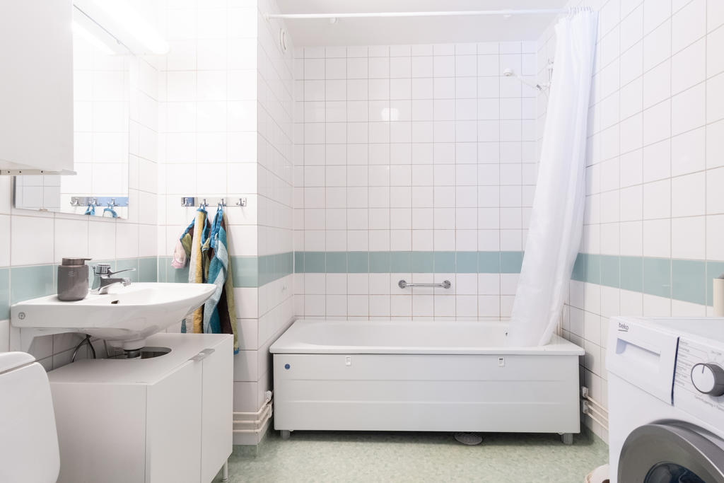 Badrum med badkar och egen tvättmaskin