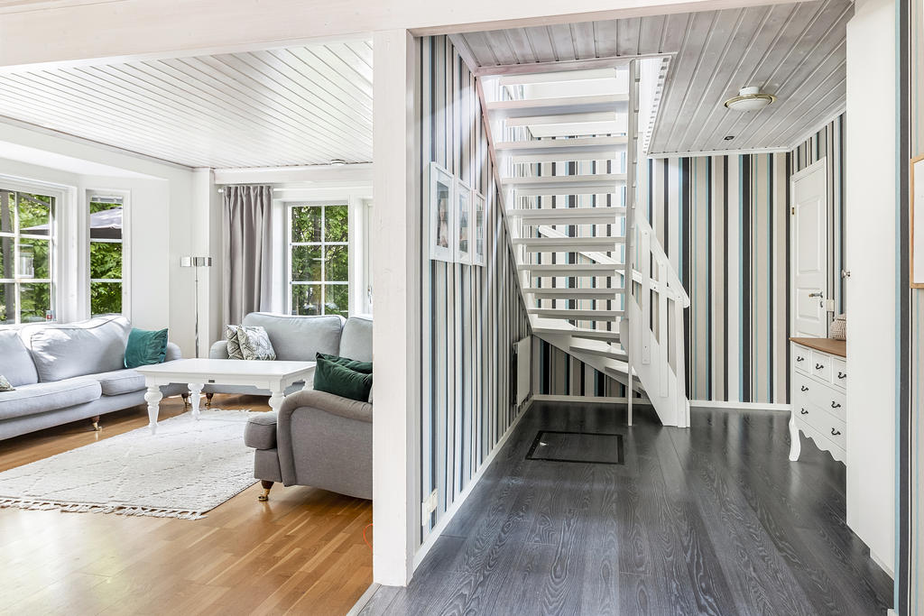 Inre hall med trappa till övre plan