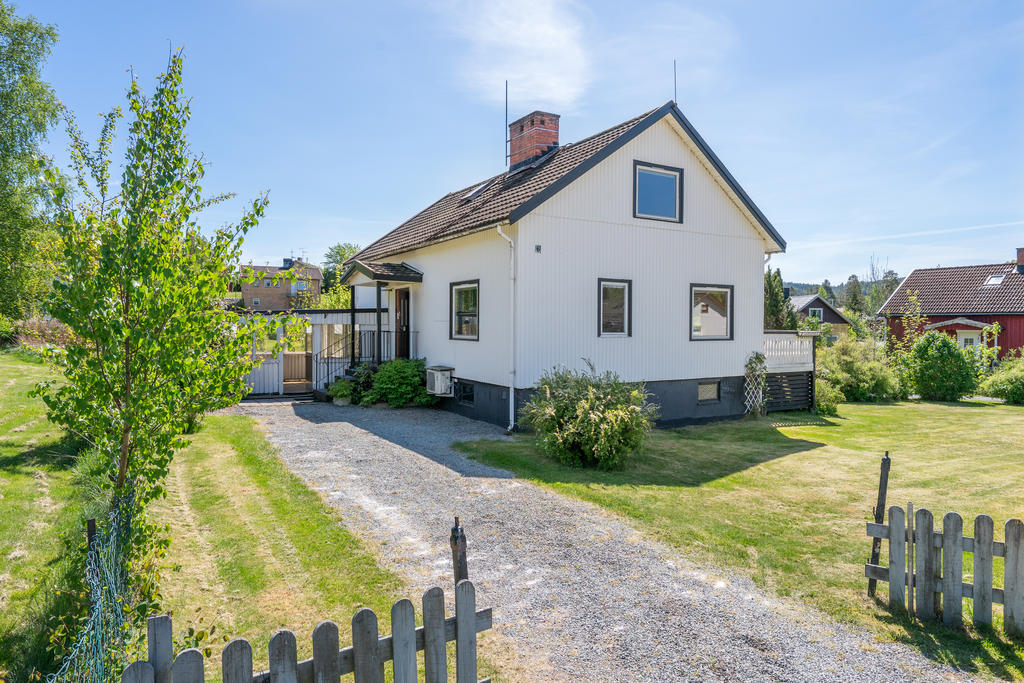 Lättskött trädgård med fina planteringar.