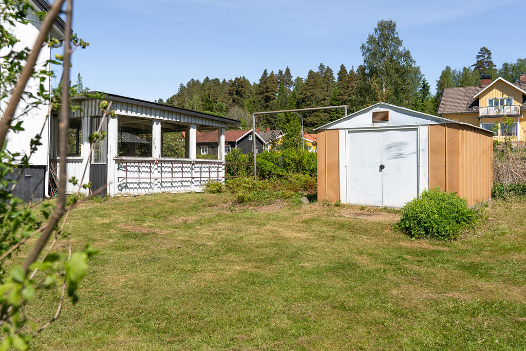 Uthus och förrådsbyggnad på tomten.