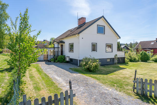 Lättskött trädgård med fina planteringar.