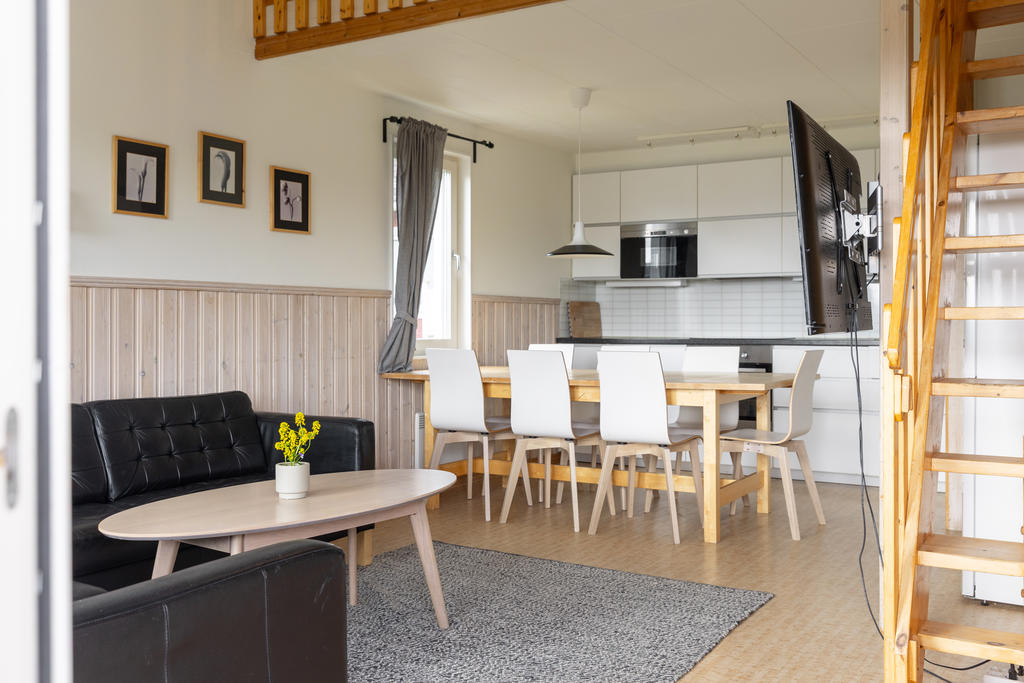 Kök och vardagsrum i öppen planlösning.