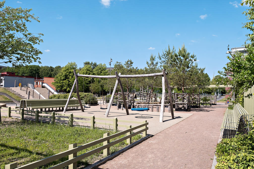 Granne med Flatås Park.
