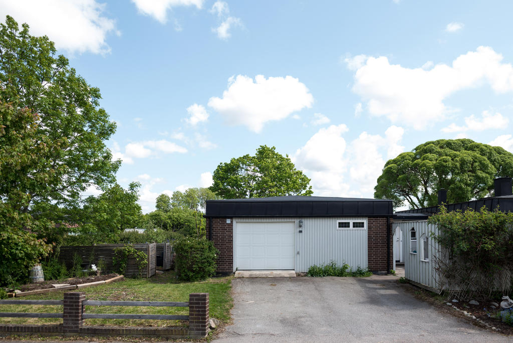 Garage. 