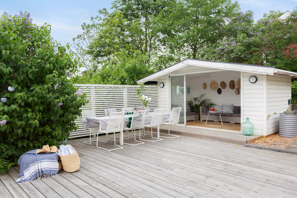 Poolhus och generös plats för möblemang