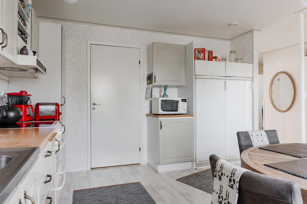 Dörren rakt fram får till tvättstuga/grovingång.