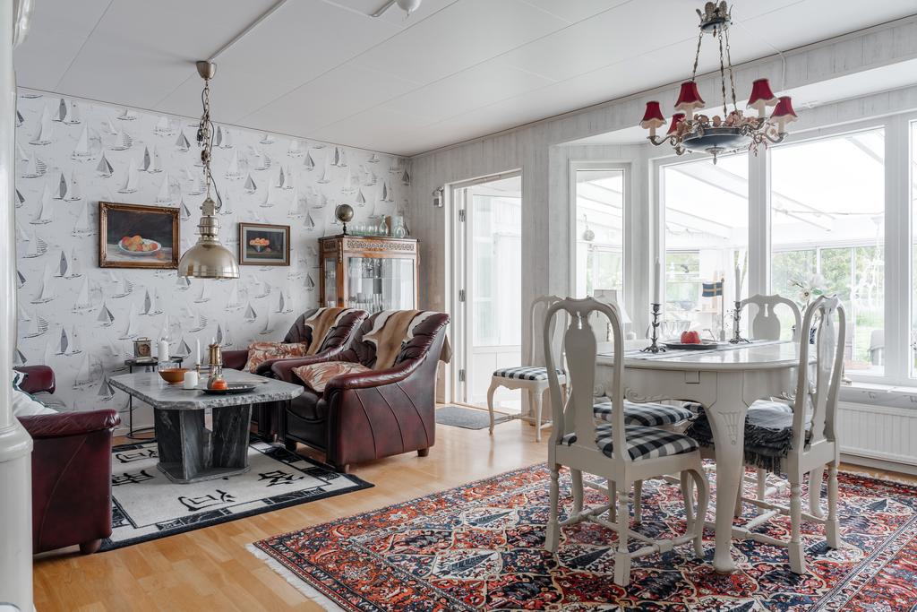 Vardagsrummet med utgång till inglasad altan