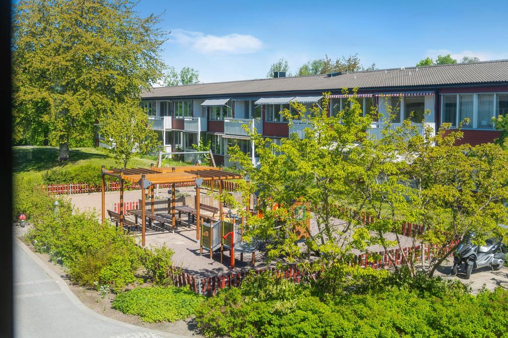 Fin lekplats i direkt närområde