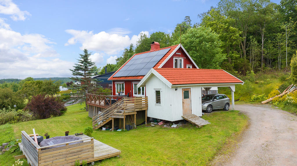 Grusad uppfart med plats för flera bilar och carport