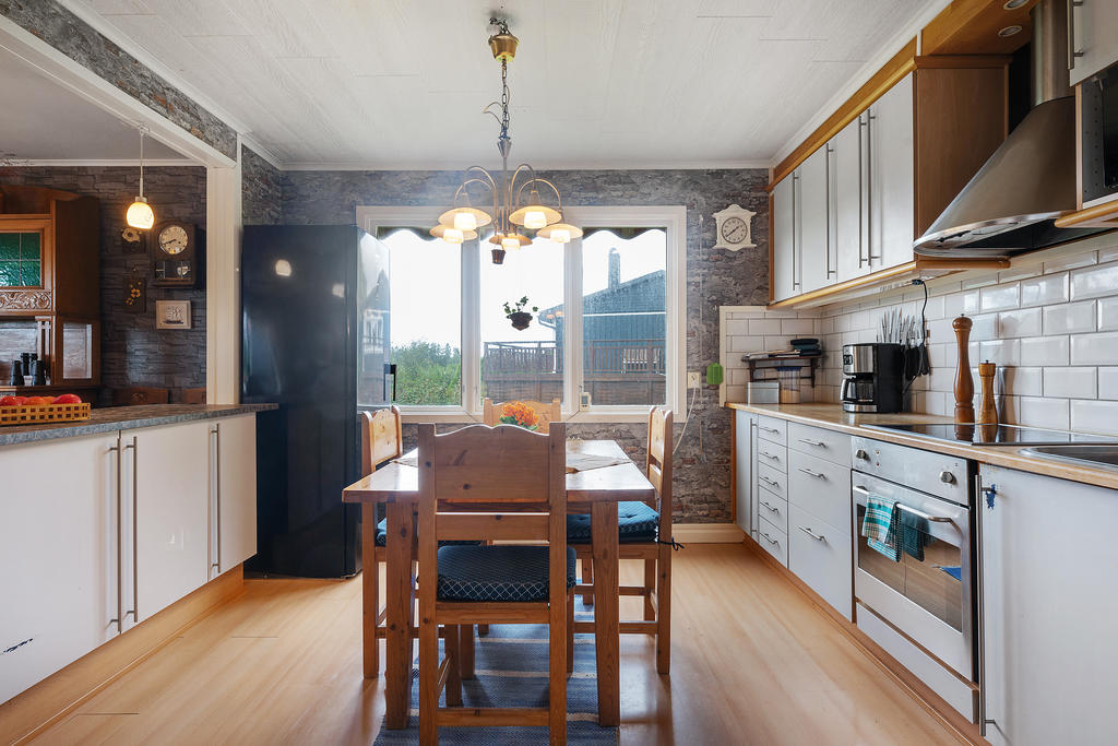 Kök med plats för matbord 