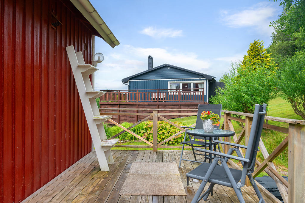 Entrésidan är beläget mot naturområde 