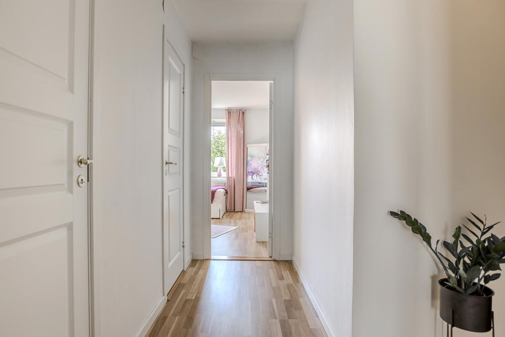 Inre hall med anslutande klädkammare