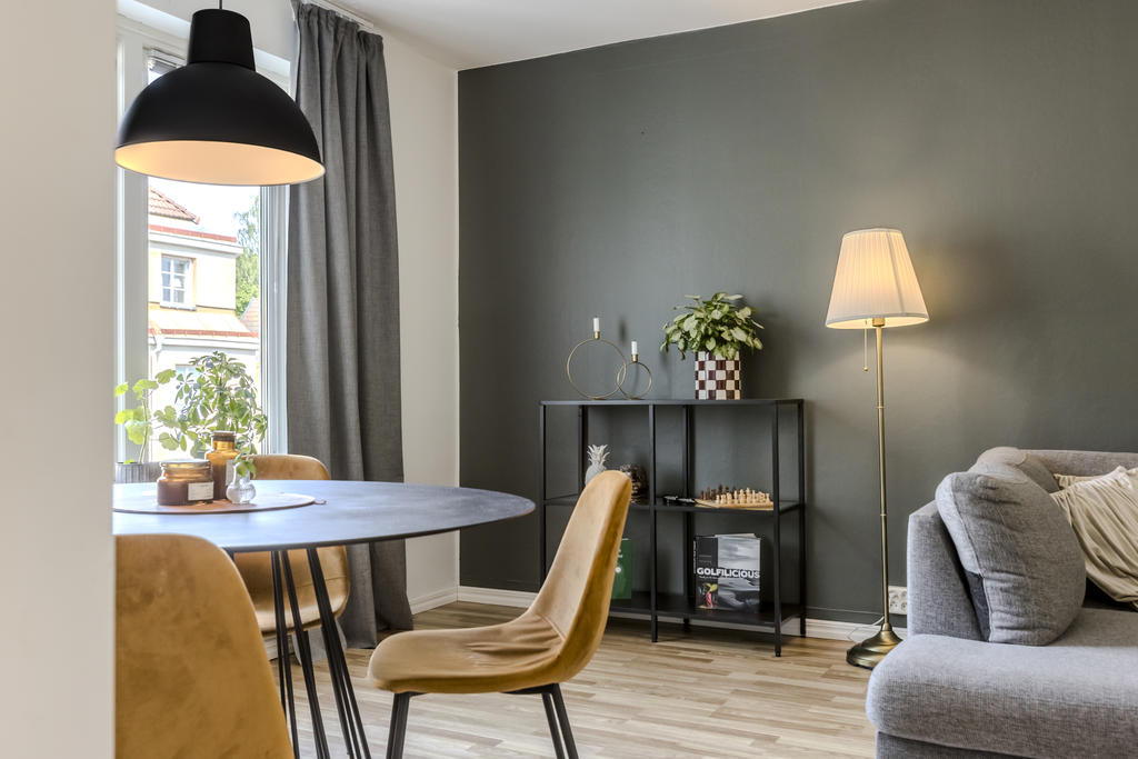 In till vardagsrummet från köket