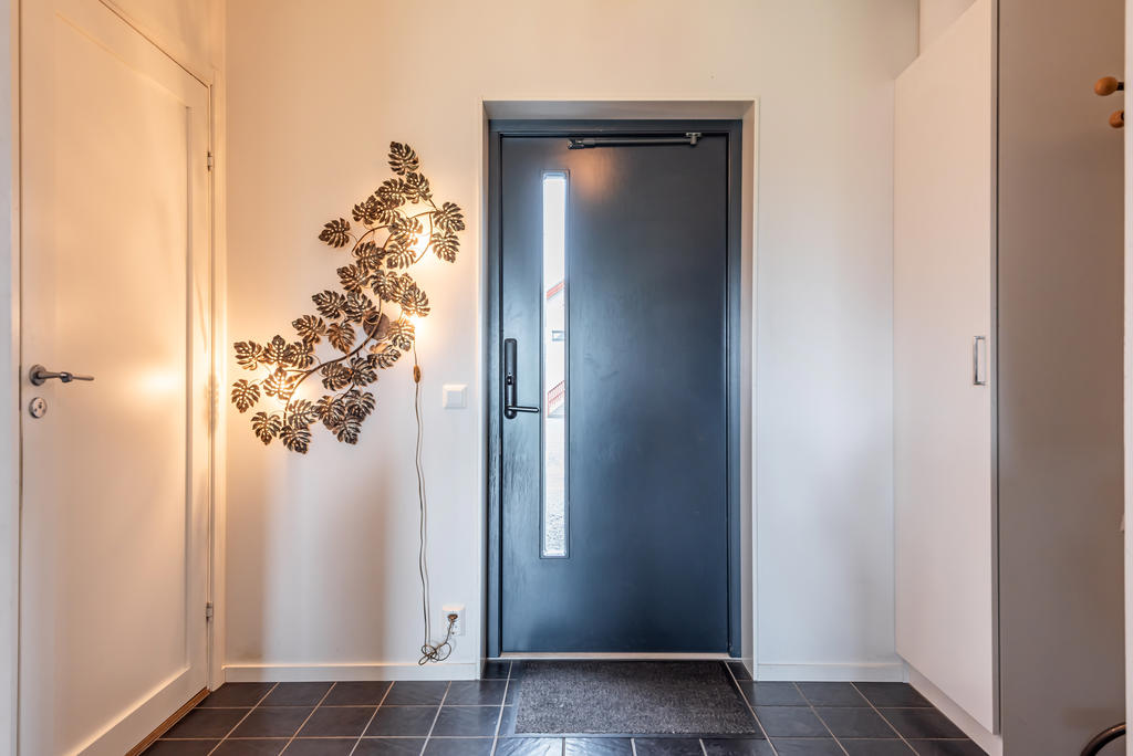 Trevlig hall med garderob och plats för avhängning