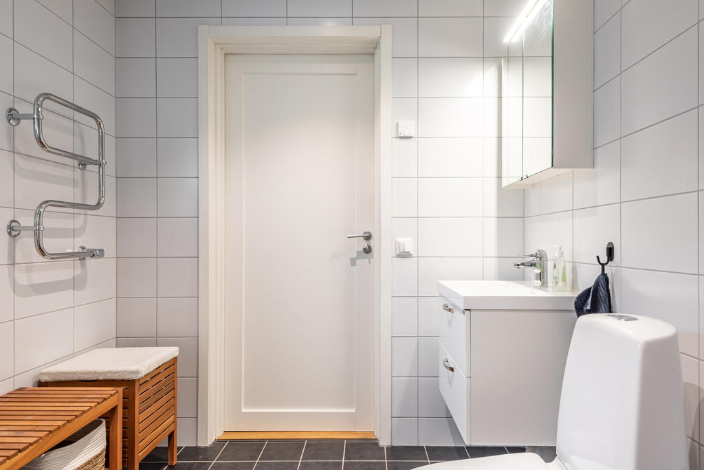 Praktisk handdukstork finns också.