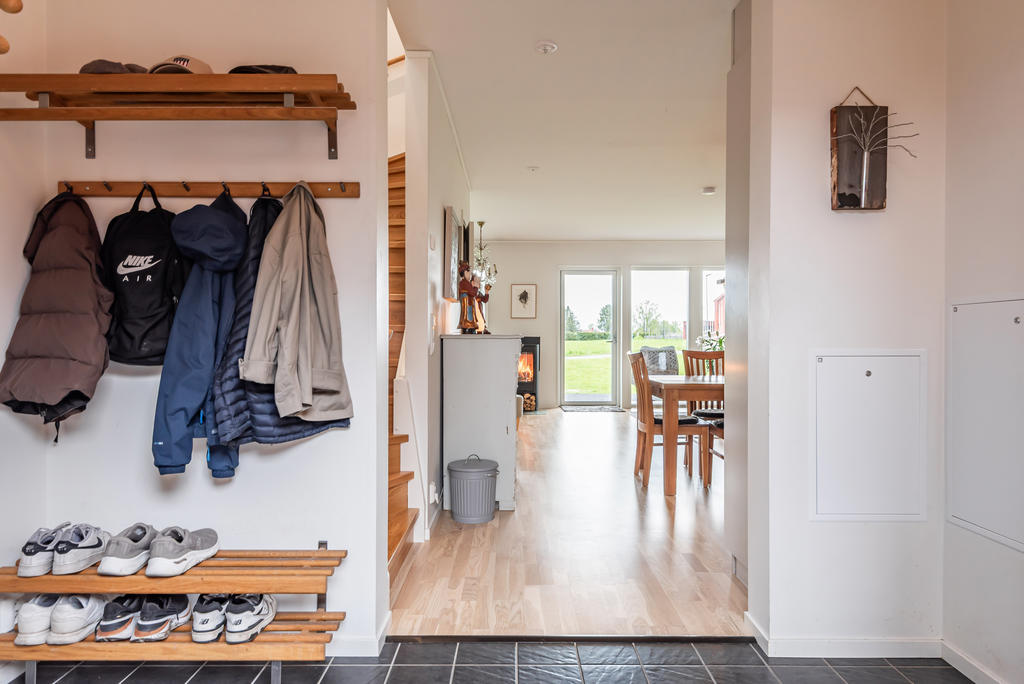 Välkommen in till en hall med plats för avhängning.