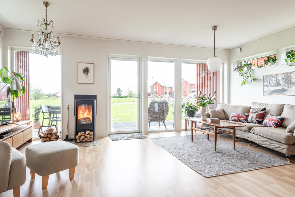 Altandörren och de stora fönstren flätar samman trädgården och vardagsrummet.