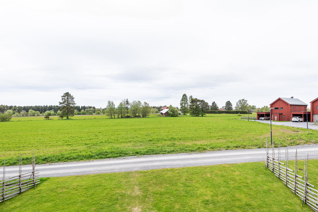 Rogivande utsikt över grönskande ängar från balkongen.
