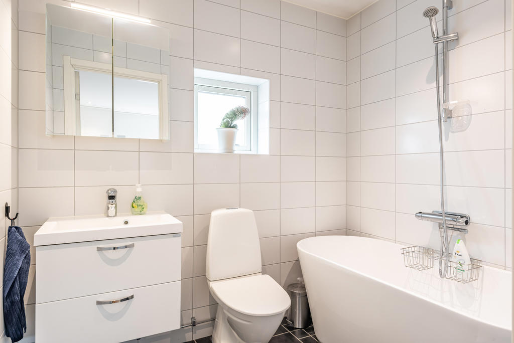 Badrummet på övre plan har badkar.