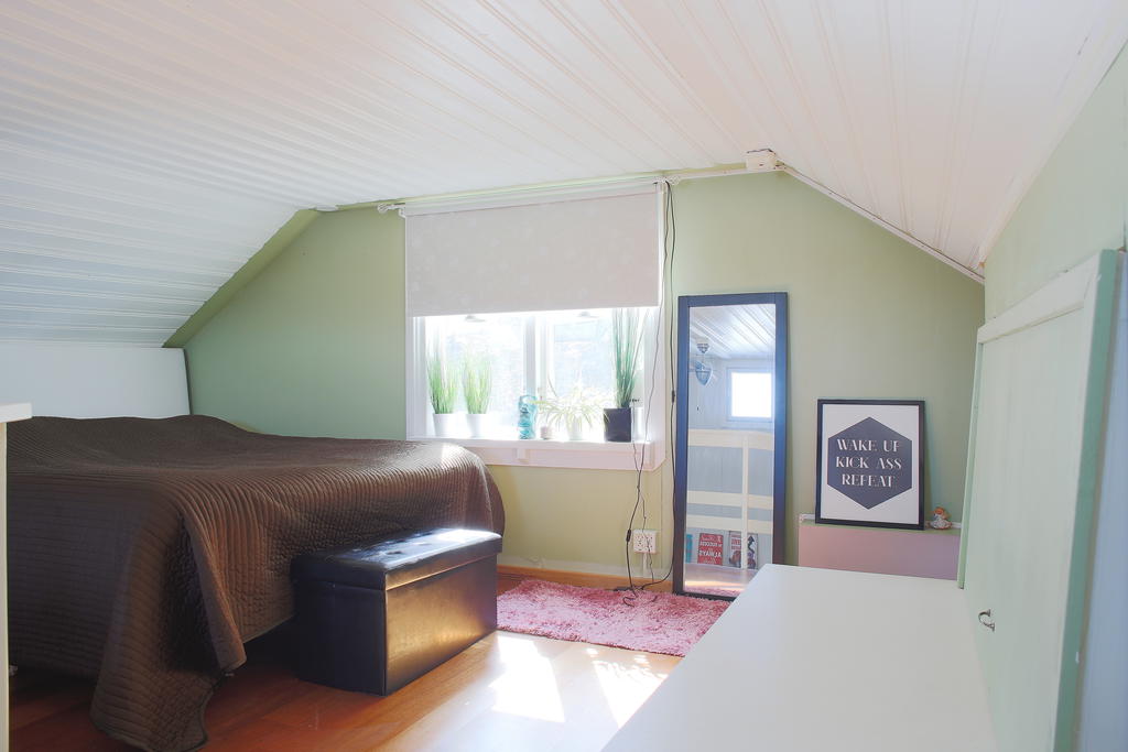 Loft med plats för säng och lite övrigt möblemang 