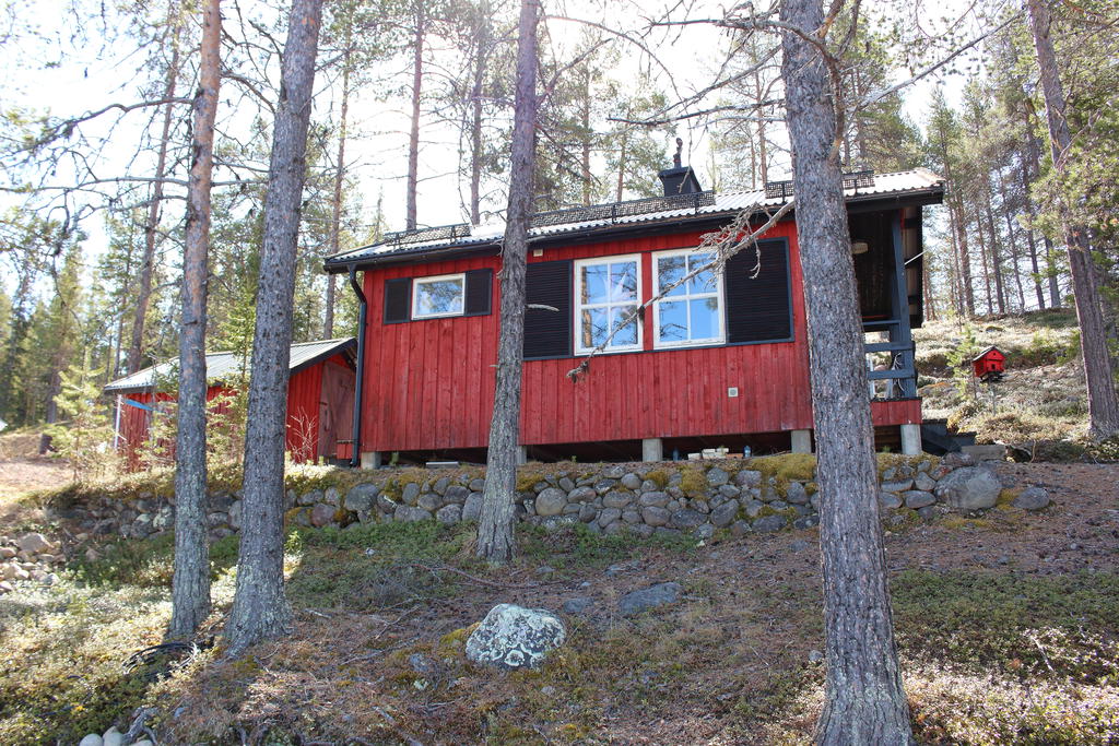 Bastubyggnad och vedbod bakom