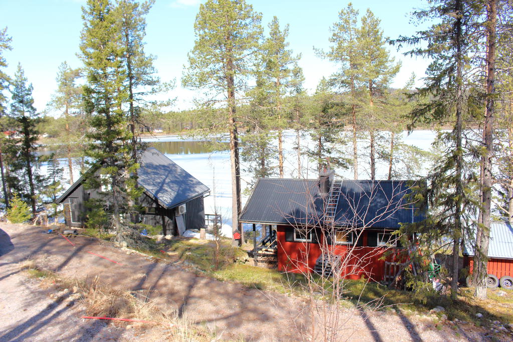Strandtomt med huvudbyggnad, bastu och vedbod