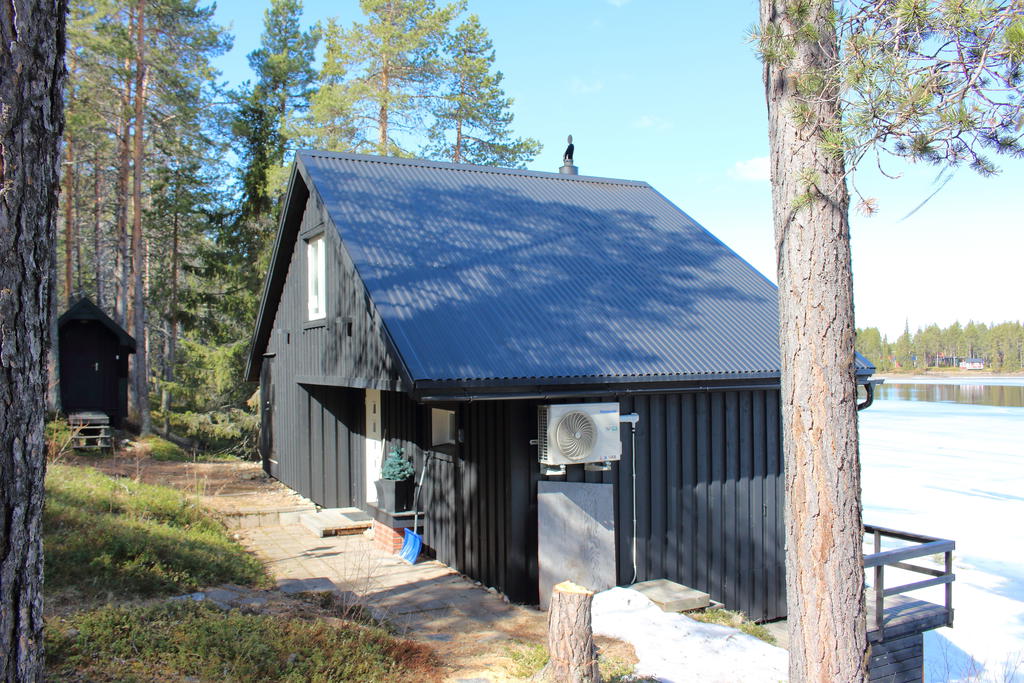 Friköpt strandtomt, huvudstuga om cirka 45 kvm, målad fasad 22/23