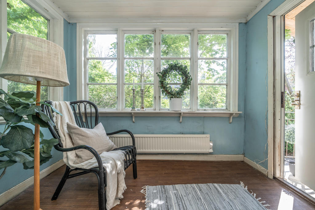 Spröjsade fönster i blomsterverandan